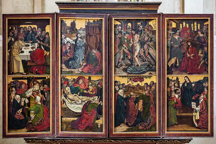 Hochaltar halb geschlossen