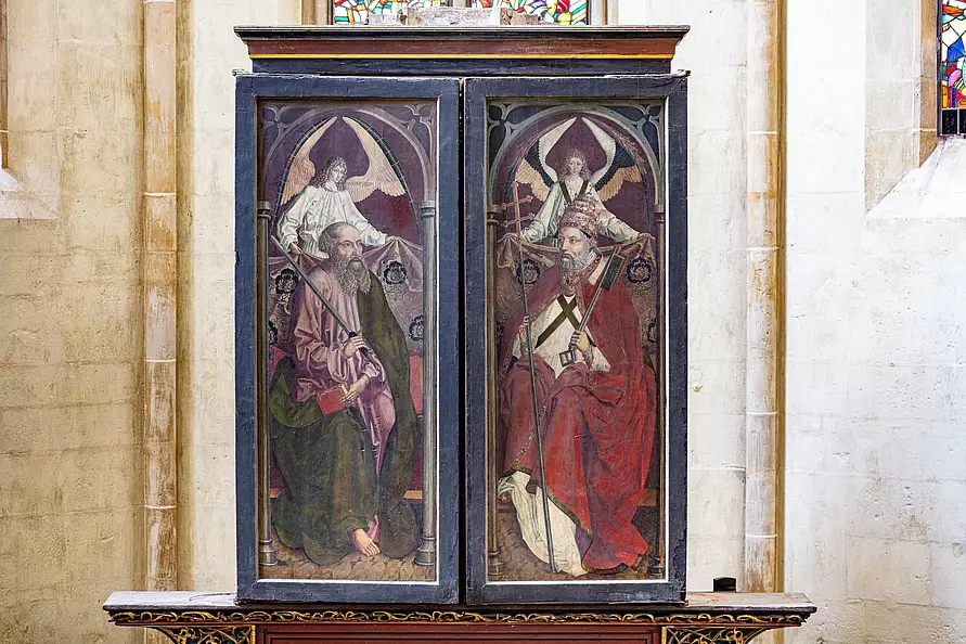 Hochaltar geschlossen mit Apostel Paulus und Petrus
