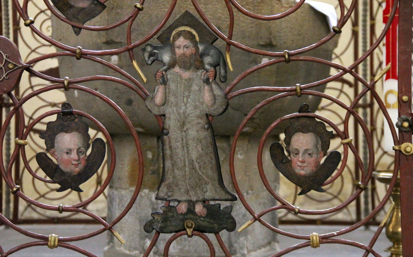 Christus als der gute Hirte und zwei Engelsköpfe